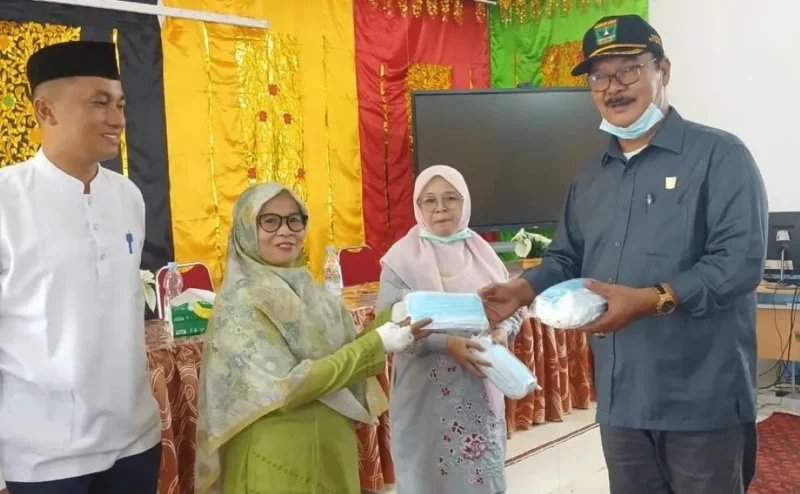 Anggota DPRD Sumbar Daswippetra Dt Mjj Alam saat membagikan masker. (Foto: Ist)
