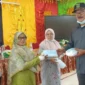 Anggota DPRD Sumbar Daswippetra Dt Mjj Alam saat membagikan masker. (Foto: Ist)