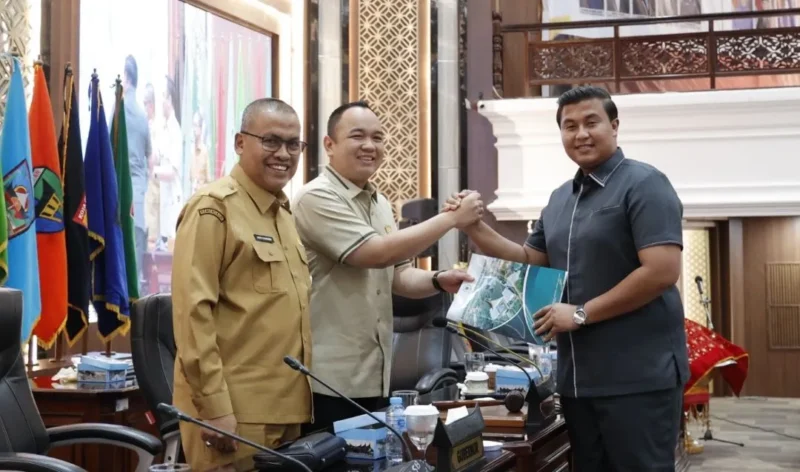 Anggota DPRD Sumbar, Varel Oriano saat mewakili Fraksi PDI Perjuangan-PKB dalam Rapat Paripurna DPRD Sumbar di Padang, Senin (7/9/2026). (Foto: Ist)
