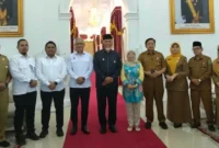 Pertemuan Gubernur Sumbar Mahyeldi Ansharullah bersama Deputi Deradikalisasi BNPT sekaligus Direktur Idensos Densus 88 AT Irjen Pol Arif Makhfudiharto dan Direktur YPP Khariroh Maknunah di Istana Gubernuran, Senin (14/9/2026). (Foto: Adpsb)
