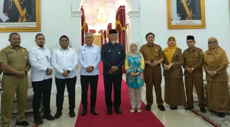 Pertemuan Gubernur Sumbar Mahyeldi Ansharullah bersama Deputi Deradikalisasi BNPT sekaligus Direktur Idensos Densus 88 AT Irjen Pol Arif Makhfudiharto dan Direktur YPP Khariroh Maknunah di Istana Gubernuran, Senin (14/9/2026). (Foto: Adpsb)