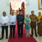 Pertemuan Gubernur Sumbar Mahyeldi Ansharullah bersama Deputi Deradikalisasi BNPT sekaligus Direktur Idensos Densus 88 AT Irjen Pol Arif Makhfudiharto dan Direktur YPP Khariroh Maknunah di Istana Gubernuran, Senin (14/9/2026). (Foto: Adpsb)