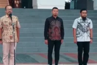 Sekretaris DPRD Provinsi Sumbar Maifrizon saat memimpin apel pagi rutin di halaman depan lobby Kantor DPRD Sumbar, Kamis (17/9/2026). (Foto: Ist)