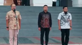 Sekretaris DPRD Provinsi Sumbar Maifrizon saat memimpin apel pagi rutin di halaman depan lobby Kantor DPRD Sumbar, Kamis (17/9/2026). (Foto: Ist)