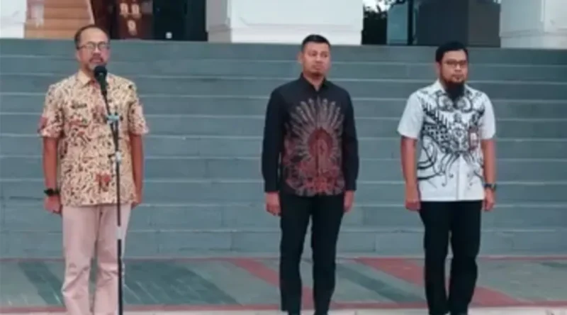 Sekretaris DPRD Provinsi Sumbar Maifrizon saat memimpin apel pagi rutin di halaman depan lobby Kantor DPRD Sumbar, Kamis (17/9/2026). (Foto: Ist)