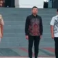 Sekretaris DPRD Provinsi Sumbar Maifrizon saat memimpin apel pagi rutin di halaman depan lobby Kantor DPRD Sumbar, Kamis (17/9/2026). (Foto: Ist)