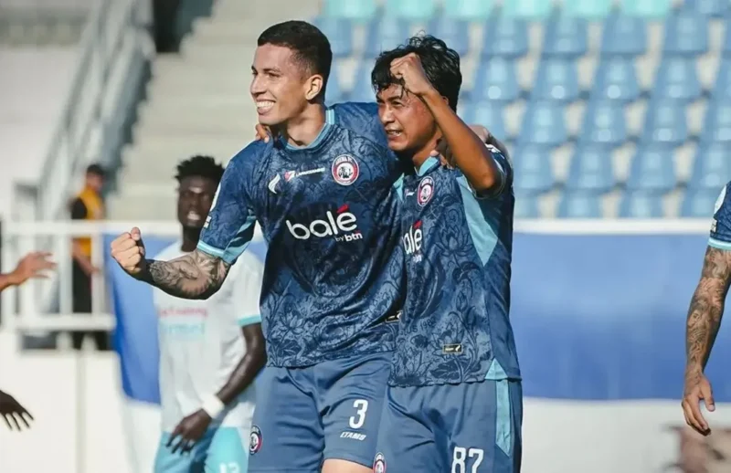 Arema FC menang telak 4-0 atas Isenmulang Kalteng di laga perdana Super League 2026/2027. (Foto: IG @aremafcofficial)