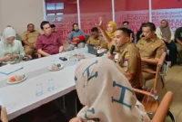 Dispar Padang bersama OPD terkait saat audiensi dengan para PKL Batang Arau. 