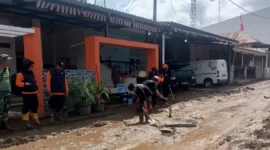 BPBD Padang mengirim personel dan relawan ke Solok untuk membantu penanganan banjir bandang dan mendukung proses pemulihan. (Foto: Pemko Padang)