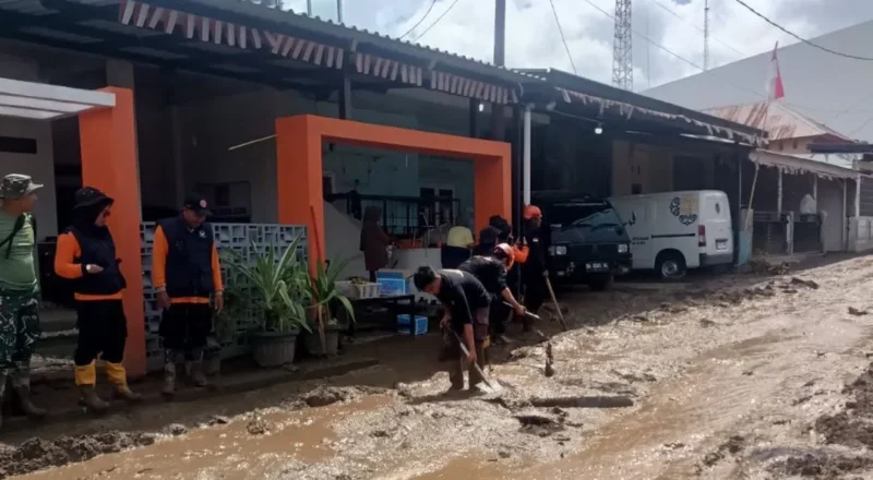BPBD Padang mengirim personel dan relawan ke Solok untuk membantu penanganan banjir bandang dan mendukung proses pemulihan. (Foto: Pemko Padang)