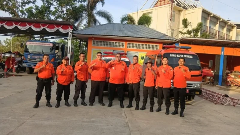 BPBD Padang mengerahkan 12 personel untuk membantu penanganan banjir bandang di Kabupaten Solok dan mendukung proses pemulihan. (Foto: BPBD Padang)