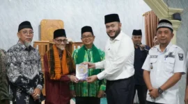 Wali Kota Padang Fadly Amran menyerahkan bantuan Al-Qur’an kepada Ketua Masjid Al Munawwarah Buya Masoed Abidin. (Foto: Pemko Padang)