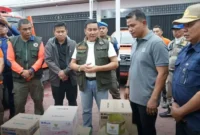 Wali Kota Bukittinggi Ramlan Nurmatias menyerahkan bantuan bagi warga terdampak banjir kepada Bupati Solok Jon Firman Pandu. (Foto: Pemko Bukittinggi)
