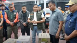 Wali Kota Bukittinggi Ramlan Nurmatias menyerahkan bantuan bagi warga terdampak banjir kepada Bupati Solok Jon Firman Pandu. (Foto: Pemko Bukittinggi)