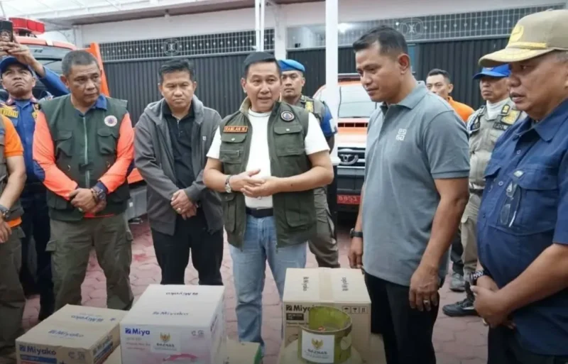 Wali Kota Bukittinggi Ramlan Nurmatias menyerahkan bantuan bagi warga terdampak banjir kepada Bupati Solok Jon Firman Pandu. (Foto: Pemko Bukittinggi)