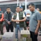 Wali Kota Bukittinggi Ramlan Nurmatias menyerahkan bantuan bagi warga terdampak banjir kepada Bupati Solok Jon Firman Pandu. (Foto: Pemko Bukittinggi)