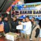 Kepala Dinas Sosial Padang Eri Sendjaya menyerahkan bantuan Pemko Padang kepada Bupati Solok Jon Firman Pandu di Posko Utama Arosuka, Kabupaten Solok, Kamis (24/9/2026). (Foto: Pemko Padang)