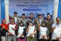 Wakil Wali Kota Padang Maigus Nasir mendampingi Wakil Ketua Komisi IV DPR RI Alex Indra Lukman menghadiri penyaluran bantuan pangan oleh Perum Bulog Wilayah Sumbar di Kantor Lurah Koto Baru Nan XX, Minggu (13/9/2026). (Foto: Pemko Padang)