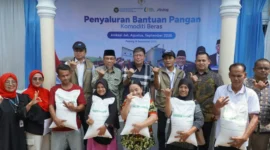 Wakil Wali Kota Padang Maigus Nasir mendampingi Wakil Ketua Komisi IV DPR RI Alex Indra Lukman menghadiri penyaluran bantuan pangan oleh Perum Bulog Wilayah Sumbar di Kantor Lurah Koto Baru Nan XX, Minggu (13/9/2026). (Foto: Pemko Padang)