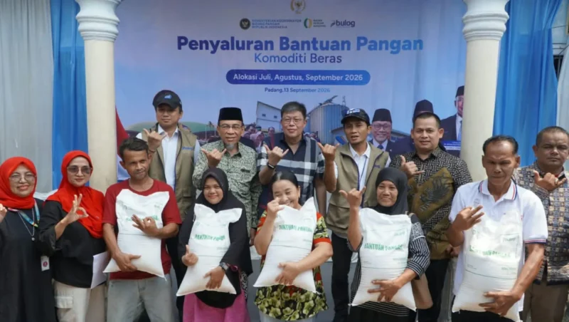 Wakil Wali Kota Padang Maigus Nasir mendampingi Wakil Ketua Komisi IV DPR RI Alex Indra Lukman menghadiri penyaluran bantuan pangan oleh Perum Bulog Wilayah Sumbar di Kantor Lurah Koto Baru Nan XX, Minggu (13/9/2026). (Foto: Pemko Padang)