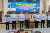 Penyerahan bantuan pemulihan ekonomi dari Pemprov Sumbar untuk Pemkab Padang Pariaman di Istana Bung Hatta, Bukittinggi, Rabu (30/9/2026). (Foto: Diskominfo Padang Pariaman) 