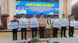 Penyerahan bantuan pemulihan ekonomi dari Pemprov Sumbar untuk Pemkab Padang Pariaman di Istana Bung Hatta, Bukittinggi, Rabu (30/9/2026). (Foto: Diskominfo Padang Pariaman) 