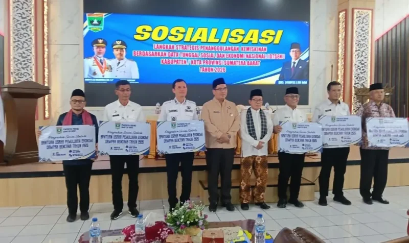Penyerahan bantuan pemulihan ekonomi dari Pemprov Sumbar untuk Pemkab Padang Pariaman di Istana Bung Hatta, Bukittinggi, Rabu (30/9/2026). (Foto: Diskominfo Padang Pariaman) 