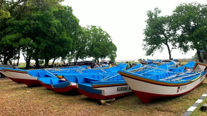 Pemko Padang menyerahkan bantuan sarana penangkapan ikan pascabencana kepada para nelayan dari empat kelurahan di Kecamatan Padang Utara. (Foto: Pemko Padang)