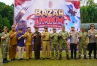 Sekda Padang, Raju Minropa menghadiri pembukaan Bazar UMKM yang diselenggarakan Kodaeral II Padang dalam rangka menyambut HUT ke-81 TNI di Lapangan Imam Bonjol. (Foto: Pemko Padang)