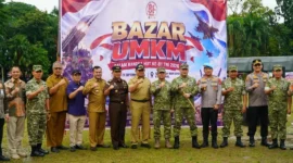 Sekda Padang, Raju Minropa menghadiri pembukaan Bazar UMKM yang diselenggarakan Kodaeral II Padang dalam rangka menyambut HUT ke-81 TNI di Lapangan Imam Bonjol. (Foto: Pemko Padang)