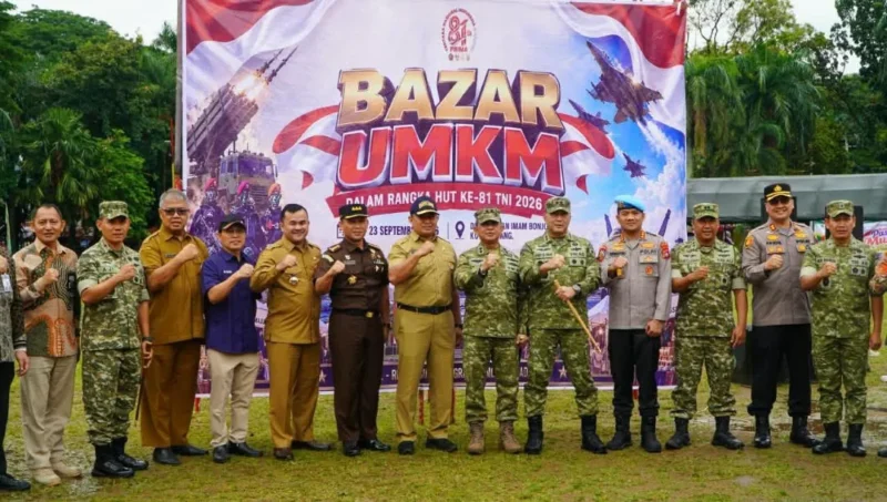 Sekda Padang, Raju Minropa menghadiri pembukaan Bazar UMKM yang diselenggarakan Kodaeral II Padang dalam rangka menyambut HUT ke-81 TNI di Lapangan Imam Bonjol. (Foto: Pemko Padang)