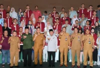 Wakil Wali Kota Padang Maigus Nasir melepas 41 mahasiswa menempuh pendidikan D4 di Politeknik Kirana di Gedung Mini Theater Bagindo Aziz Chan Youth Center, Selasa (8/9/2026). (Foto: Pemko Padang)