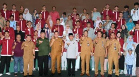 Wakil Wali Kota Padang Maigus Nasir melepas 41 mahasiswa menempuh pendidikan D4 di Politeknik Kirana di Gedung Mini Theater Bagindo Aziz Chan Youth Center, Selasa (8/9/2026). (Foto: Pemko Padang)