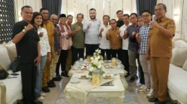 Wali Kota Padang Fadly Amran menerima kunjungan pengurus DPD IKAL Provinsi Sumbar di Ruang VIP Rumah Dinas Wali Kota, Senin (28/9/2026). (Foto: Pemko Padang)