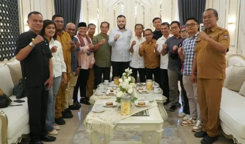 Wali Kota Padang Fadly Amran menerima kunjungan pengurus DPD IKAL Provinsi Sumbar di Ruang VIP Rumah Dinas Wali Kota, Senin (28/9/2026). (Foto: Pemko Padang)