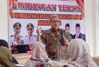 Ketua DPRD Sumbar Muhidi saat menjadi pemateri dalam Bimtek Peningkatan Kapasitas Pengusaha UMKM Angkatan XVI di Aula PLUT KUMKM, Senin (28/9/2026). (Foto: Ist)