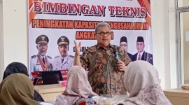 Ketua DPRD Sumbar Muhidi saat menjadi pemateri dalam Bimtek Peningkatan Kapasitas Pengusaha UMKM Angkatan XVI di Aula PLUT KUMKM, Senin (28/9/2026). (Foto: Ist)