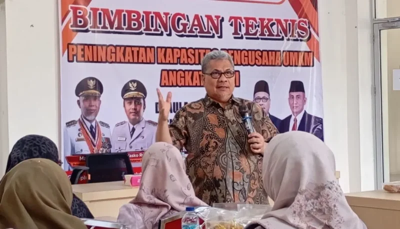 Ketua DPRD Sumbar Muhidi saat menjadi pemateri dalam Bimtek Peningkatan Kapasitas Pengusaha UMKM Angkatan XVI di Aula PLUT KUMKM, Senin (28/9/2026). (Foto: Ist)