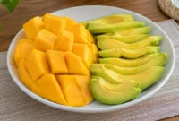 Ilustrasi buah mangga dan alpukat. (Foto: AI Generated)