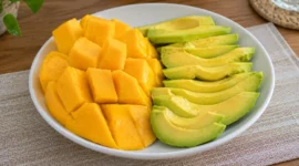 Ilustrasi buah mangga dan alpukat. (Foto: AI Generated)