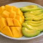 Ilustrasi buah mangga dan alpukat. (Foto: AI Generated)
