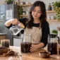 Ilustrasi cara membuat cold brew. (Foto: AI Generated)
