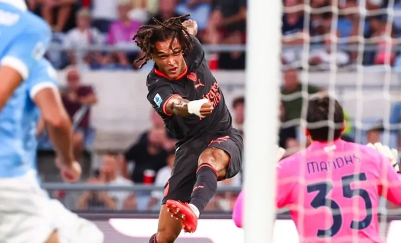 Diego Moreira mencetak brace dan menyelamatkan Rossoneri dari kekalahan di markas Lazio. (Foto: IG @acmilan) 