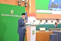 Gubernur Sumbar Mahyeldi menyampaikan sambutan saat Sidang Terbuka dan Orasi Ilmiah Dies Natalis ke-70 Unand di Auditorium Unand, Senin (14/9/2026). (Foto: Adpsb)