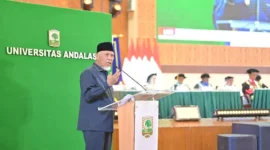 Gubernur Sumbar Mahyeldi menyampaikan sambutan saat Sidang Terbuka dan Orasi Ilmiah Dies Natalis ke-70 Unand di Auditorium Unand, Senin (14/9/2026). (Foto: Adpsb)