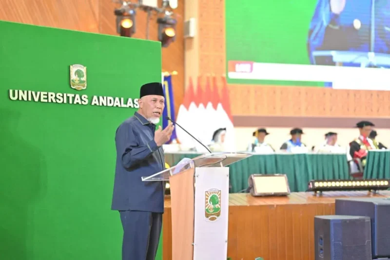 Gubernur Sumbar Mahyeldi menyampaikan sambutan saat Sidang Terbuka dan Orasi Ilmiah Dies Natalis ke-70 Unand di Auditorium Unand, Senin (14/9/2026). (Foto: Adpsb)
