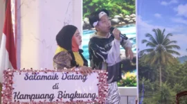 Kontingen TP-PKK Padang membawakan drama 5 Pilar STBM pada Jambore Kader PKK Sumbar 2026 di Istana Bung Hatta. (Foto: Pemko Padang)