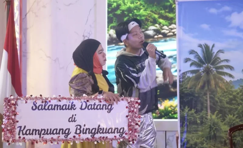 Kontingen TP-PKK Padang membawakan drama 5 Pilar STBM pada Jambore Kader PKK Sumbar 2026 di Istana Bung Hatta. (Foto: Pemko Padang)
