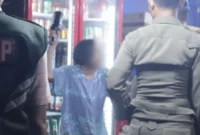 Dua anggota Satpol PP Padang terluka saat menertibkan warung yang diduga menjual minuman beralkohol tanpa izin, Minggu (27/9/2026). (Foto: Humas Satpol PP Padang)