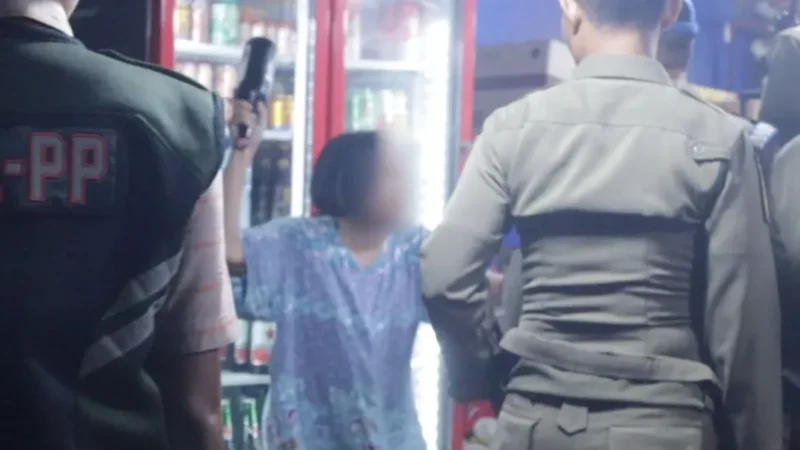 Dua anggota Satpol PP Padang terluka saat menertibkan warung yang diduga menjual minuman beralkohol tanpa izin, Minggu (27/9/2026). (Foto: Humas Satpol PP Padang)